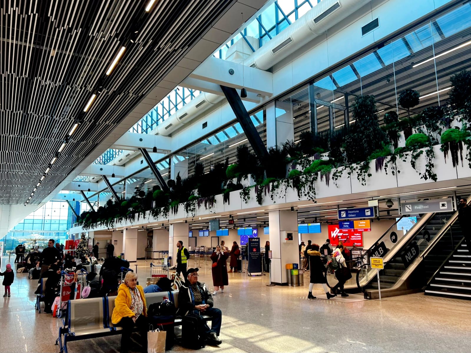 Sarajevo Airport مطار سراييفو الدولي المسافرون العرب جدول البوسنة والهرسك 5 ايام 4 ليالي هل البوسنة تستحق الزيارة؟
